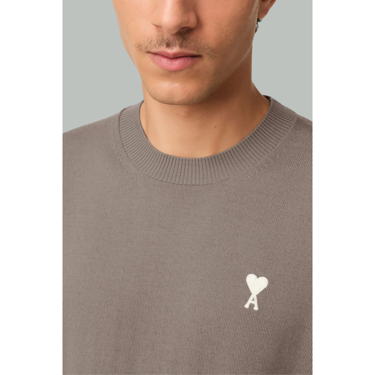 Pull beige col rond Ami de cœur en laine - cendre - AMI PARIS