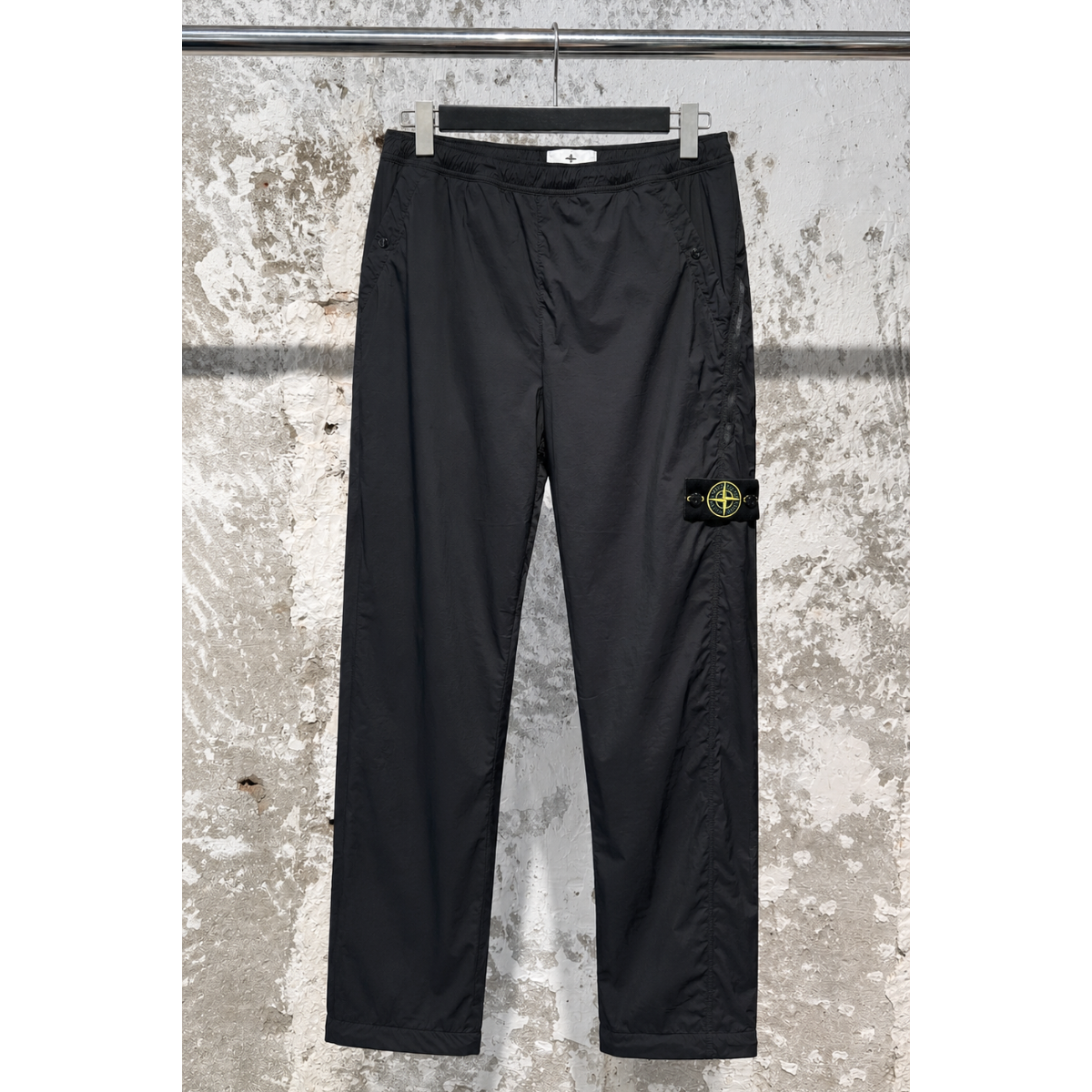 Pantalon Coupe Ample Avec Deux Poches Arrière Zippées - Noir - STONE ISLAND