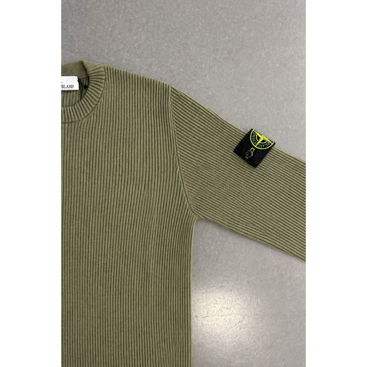 Regular-Fit Crew-Neck Sweater with Fine Ribbed Finishes – Military Green – STONE ISLAND